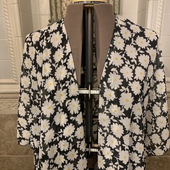 Forgotten Grace. Size 2X. Floral Flowy Kimono. Chiffon with Open Sides. B82. - Picture 2 of 6